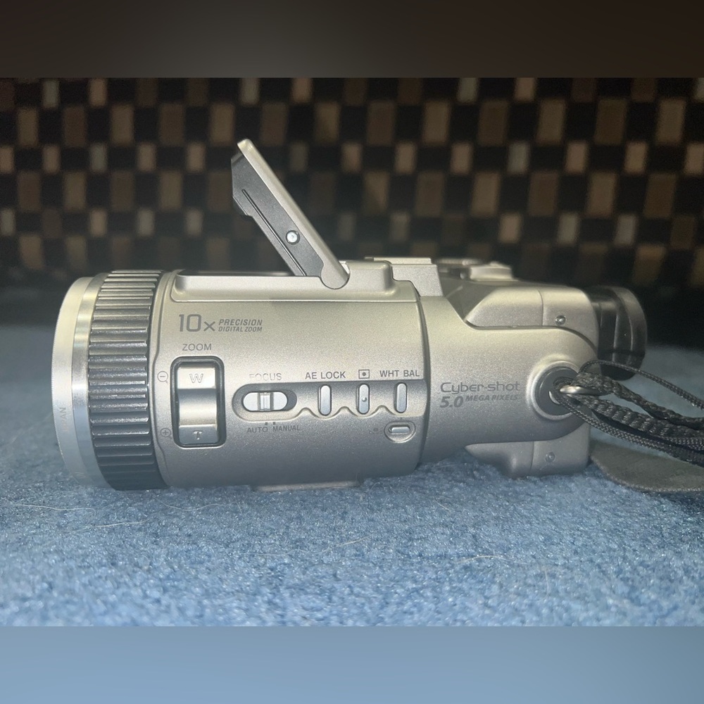 SONY Cyber Digital Camera 📸 with Case and Accessories Battery 🔋 and Charger 🔌 - Picture 2 of 6